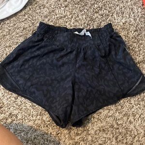 Used Lululemon Hotty Hot LR 4” Size 6